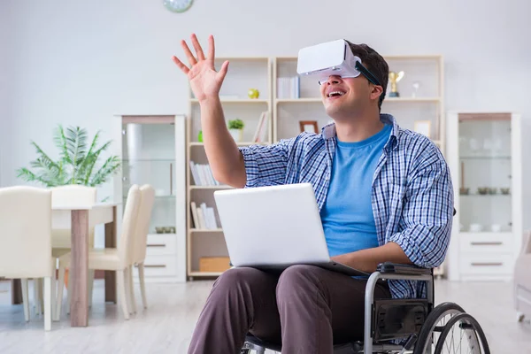 Estudiante independiente estudiando con portátil y cristal de realidad virtual — Foto de Stock
