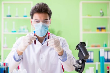 Laboratuvarda çalışan bir kimyager.