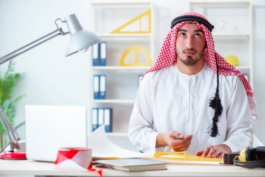 Arap mühendis yeni proje üzerinde çalışıyor