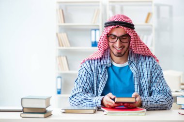 Üniversite sınavlarına hazırlanan Arap öğrenci