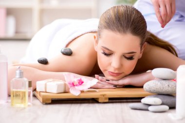 Salondaki spa prosedürü sırasında genç bir kadın.