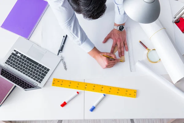 Ingenjör som arbetar med nya projektritningar — Stockfoto