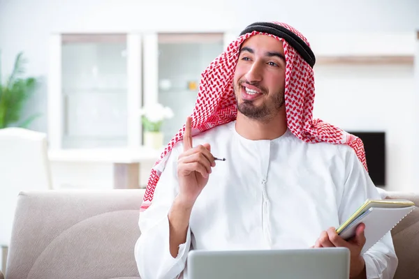 Hombre árabe trabajando en casa en su trabajo —  Fotos de Stock
