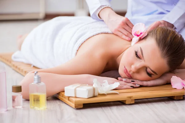 Mujer joven durante el procedimiento de spa en el salón — Foto de Stock