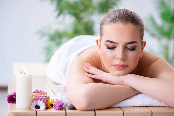 Mulher durante sessão de massagem no spa — Fotografia de Stock