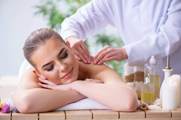 Vrouw tijdens massage sessie in spa — Stockfoto