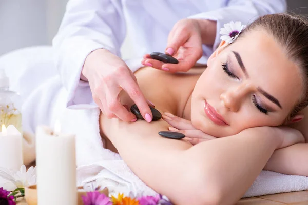 Mujer durante la sesión de masaje en spa — Foto de Stock