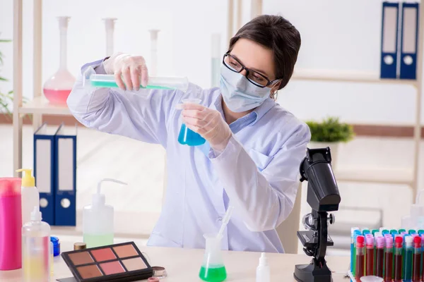 Laboratóriumi vegyész ellenőrzése szépség és smink termékek — Stock Fotó
