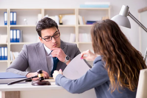 Advocaat bespreekt rechtszaak met cliënt — Stockfoto