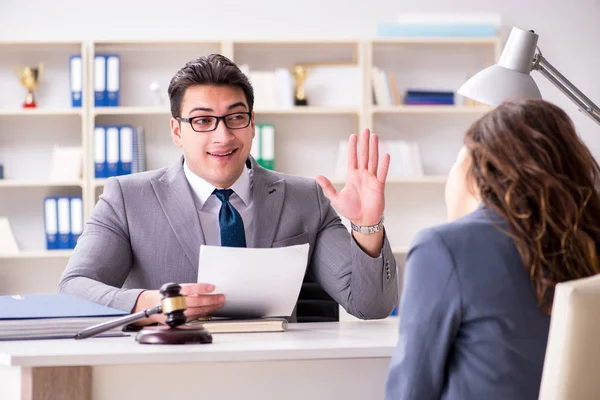 Anwalt diskutiert Rechtsstreit mit Mandant — Stockfoto