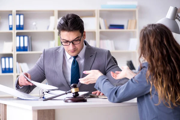 Abogado discutiendo caso legal con cliente —  Fotos de Stock