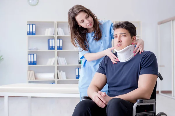 Uomo con lesioni al collo dal medico per il check-up — Foto Stock