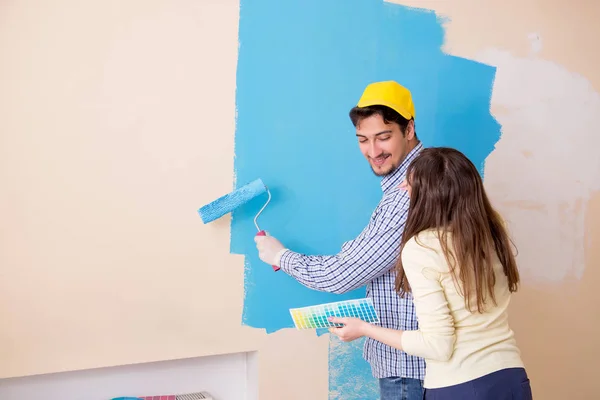 Husband and wife doing renovation at home — Stock Photo, Image