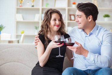 Genç çift romantik bir konseptte şarap içiyor.