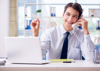 Seyahat acentesinde çalışan satış temsilcisi.