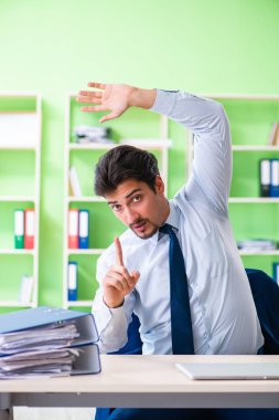 Çalışanlar işte mola sırasında egzersiz yapıyorlar.