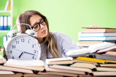 Sınavlara zamanında hazırlanan genç kız öğrenci.