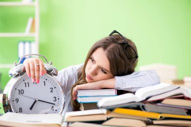 Sınavlara zamanında hazırlanan genç kız öğrenci.