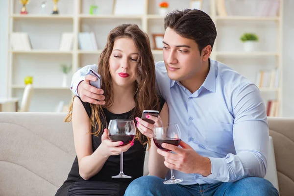 Pareja joven bebiendo vino en concepto romántico — Foto de Stock