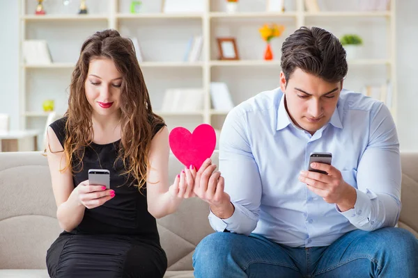 Mujer y hombre en concepto romántico — Foto de Stock