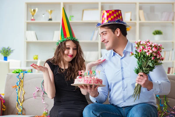 Unga par firar födelsedag med tårta — Stockfoto