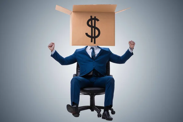 Biznesmen z pudełkiem na głowie — Zdjęcie stockowe
