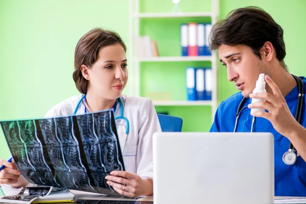 Medici donna e uomo radiologi che lavorano presso la clinica — Foto Stock