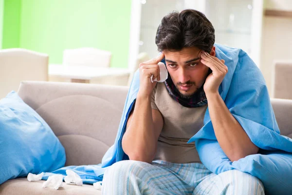 Giovane malato che soffre di influenza a casa — Foto Stock