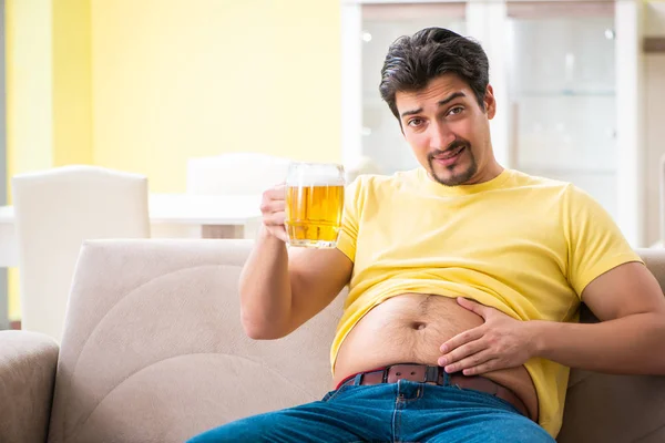Толстяк с ожирением держит пиво в диете — стоковое фото