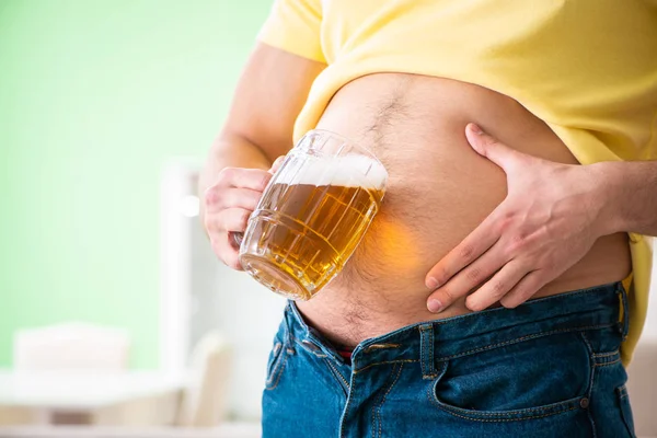 Gordo obeso homem segurando cerveja no conceito de dieta — Fotografia de Stock