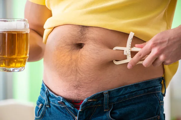 Hombre gordo obeso sosteniendo cerveza en concepto de dieta — Foto de Stock