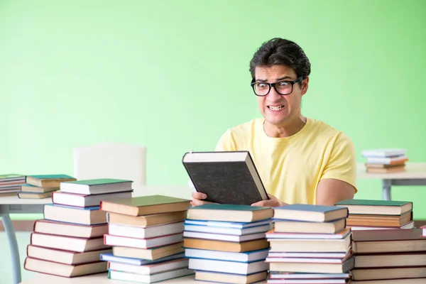 Studenten Met Veel Boeken Lezen Voor Het Examen — Stockfoto