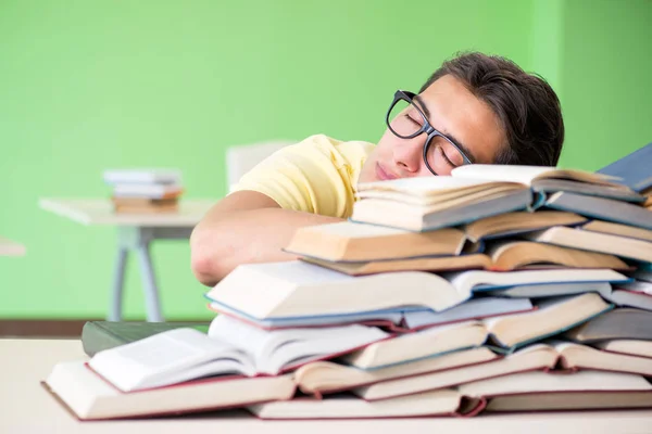 Étudiant avec trop de livres à lire avant l'examen — Photo