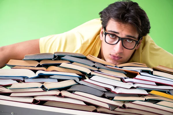 Estudiante con demasiados libros para leer antes del examen —  Fotos de Stock