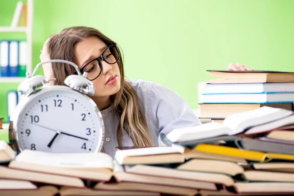 Sınavlara zamanında hazırlanan genç kız öğrenci.