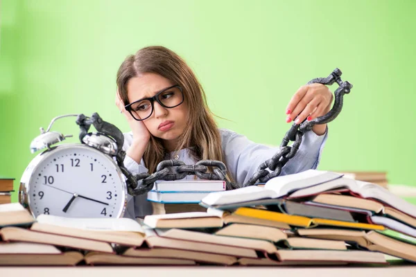 Joven estudiante preparándose para los exámenes con muchos libros y cha —  Fotos de Stock