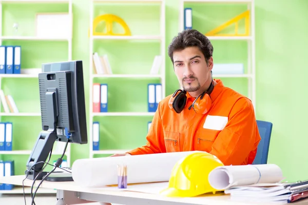 Supervisor da construção que planeia novo projecto no escritório — Fotografia de Stock