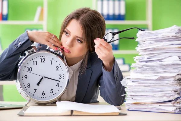 Young female employee very busy with ongoing paperwork in time m — Stock Photo, Image
