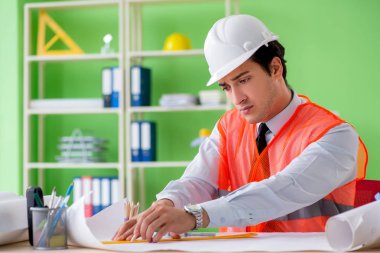 Adam mimar proje üzerinde çalışıyor.