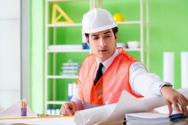 Adam mimar proje üzerinde çalışıyor.