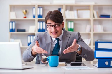 Kahvesine kelepçelenmiş bir iş adamı.