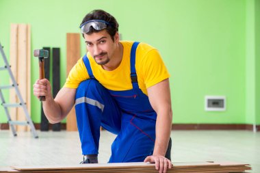 Profesyonel müteahhit evde döşeme döşemesi yapıyor.