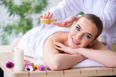 Kaplıcadaki masaj sırasında kadın