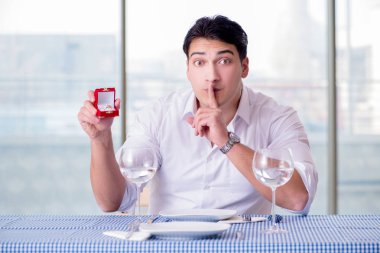 Yakışıklı, yalnız bir adam. RestarAunt 'da randevuda.