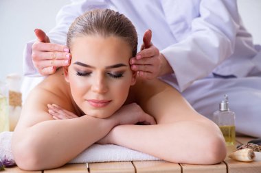 Kaplıcadaki masaj sırasında kadın