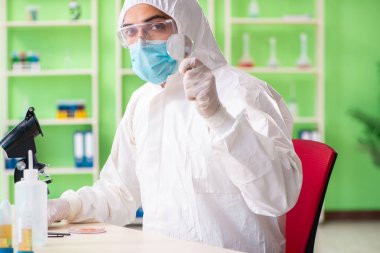 Laboratuvarda yeni bir deney üzerinde çalışan kimyager.