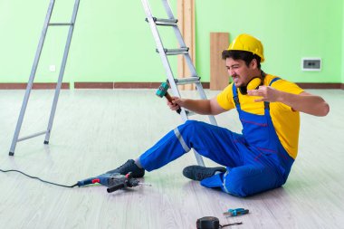 İş yerinde yaralı bir işçi var.