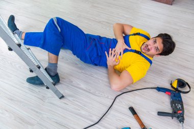 İş yerinde yaralı bir işçi var.