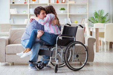 Genç bir aile birbirine göz kulak oluyor.