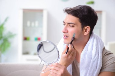 Yüzüne kilden maske takan yakışıklı